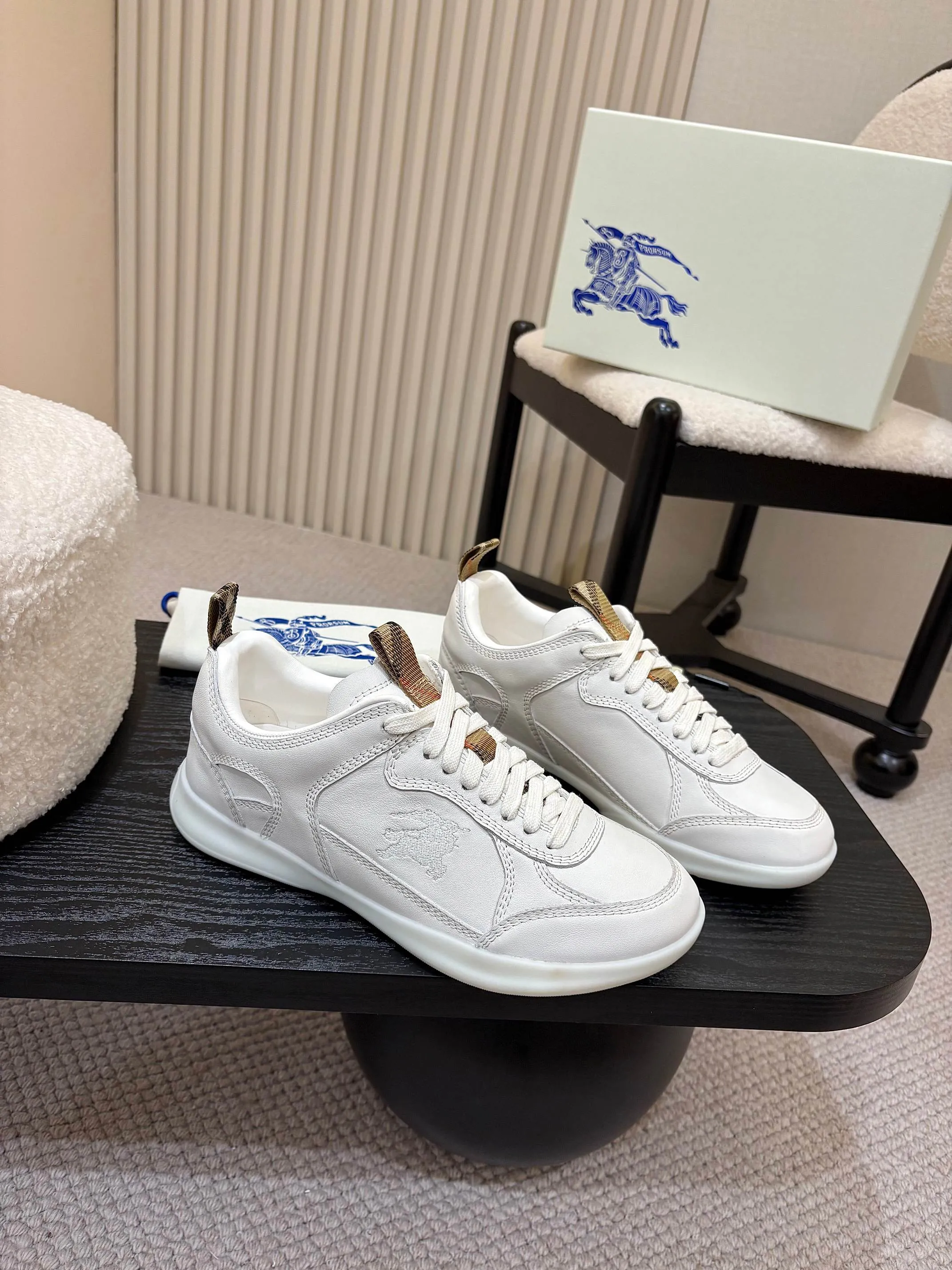 Men's shoes 💰640 Burberry's popular casual sneakers, debuted at the brand's 2025 summer fashion show. Made of refined Italian leather with tonal topstitching details, it's inspired by sporty design. Paired with lightweight soles and Burberry checkered shoe tabs, embellished with embroidery of the brand's Equestrian Knight logo (EKD) ✅Fabric: frosted/grained cowhide ✅Lining: sheepskin ✅Outsole: ultra-light rubber sole ✅Color: black/white/apricot available ✅Size: Men's 39-46 (45, 46 customized)